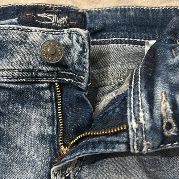 Silver Suki Capri Jeans Distressed Size 27 - Picture 4 of 10